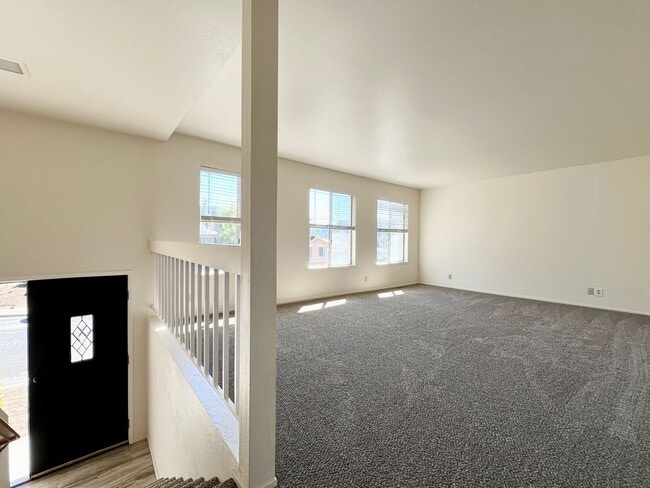 Building Photo - 5 Room, 3 Bath Single-Family Home - BONUS ...