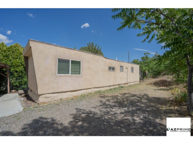 Foto del edificio - Discover Tranquility in this Charming Maye...