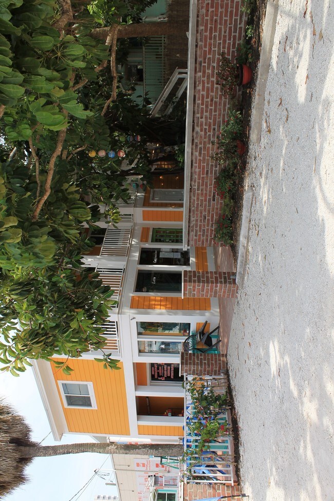 Foto del edificio - 1710-1740 Estero Blvd