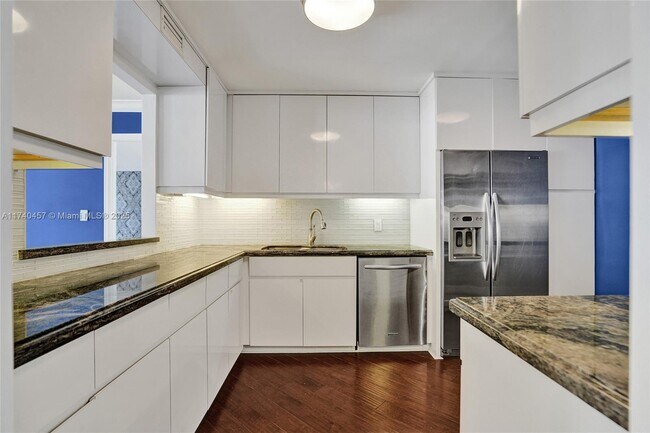 Foto del edificio - 3 Grove Isle Dr