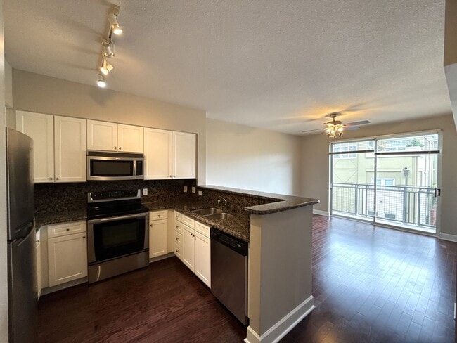 Building Photo - Great Dilworth condo!