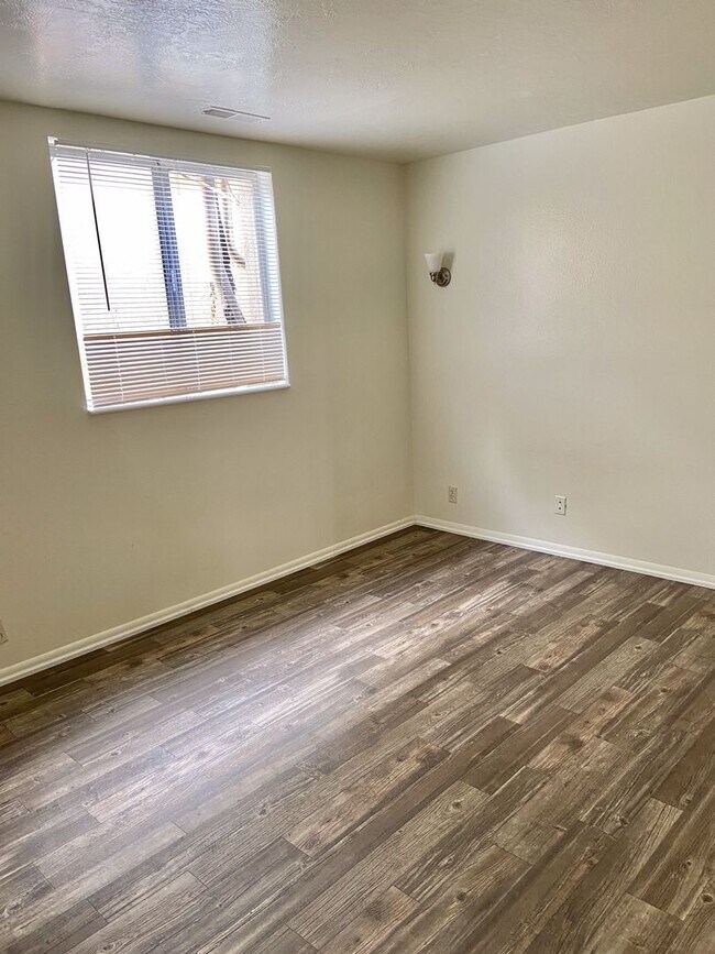 Building Photo - 1595 S Foothill Dr
