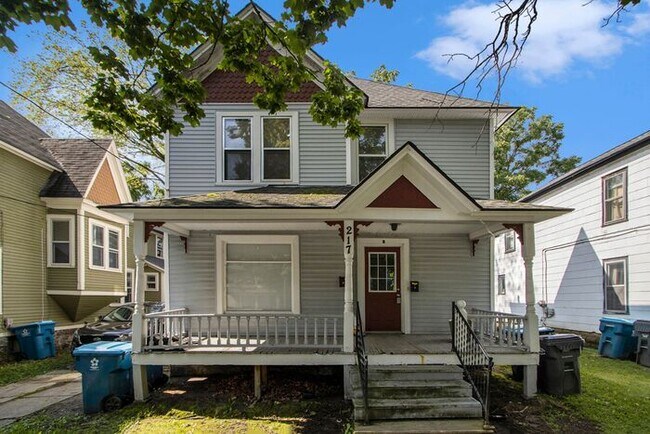 Building Photo - 2-bedroom apartment with office on top flo...