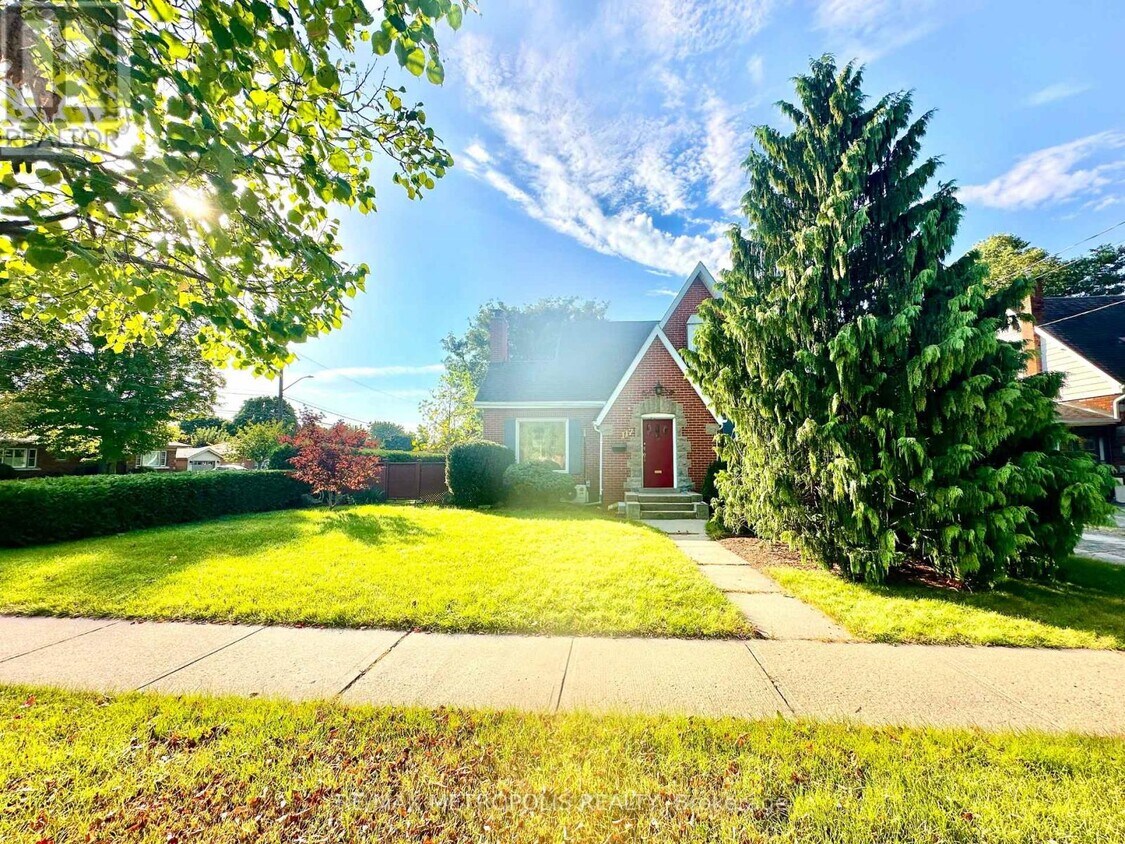 Primary Photo - 117 Queensway Dr