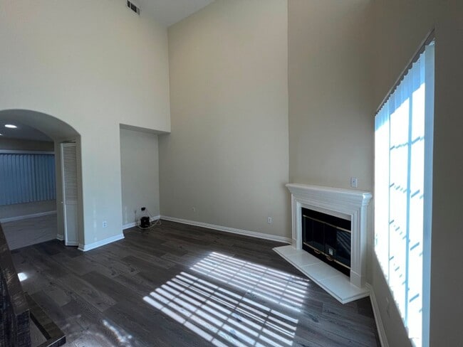 Foto del edificio - Upgraded 3+2.5 end unit w/attached garage ...