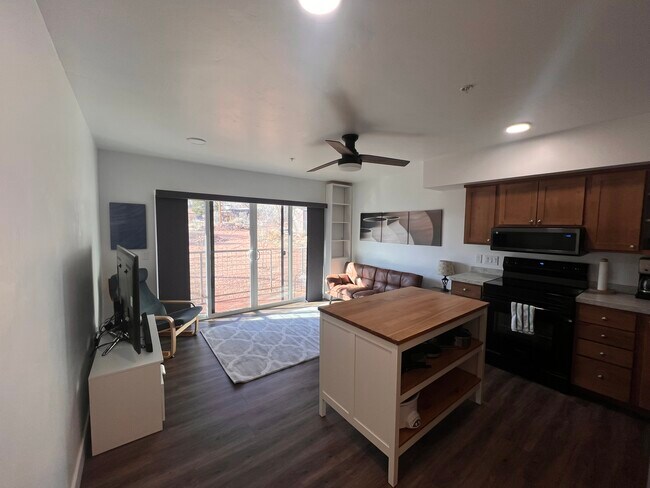 Foto del edificio - 443 Kane Creek Blvd
