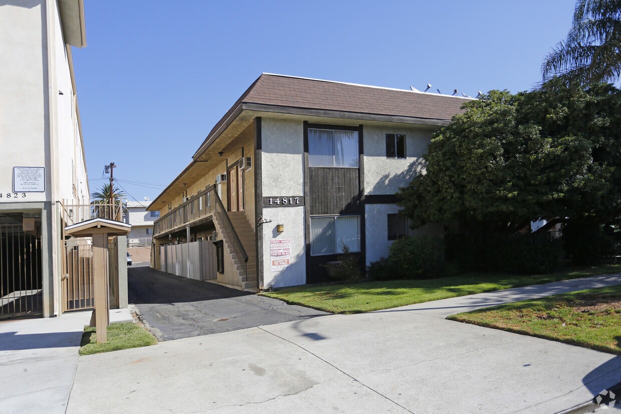 Edificio - 14817 Sylvan St