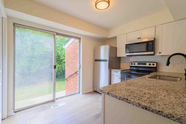 Foto del edificio - 3414-3416 Betty Ln
