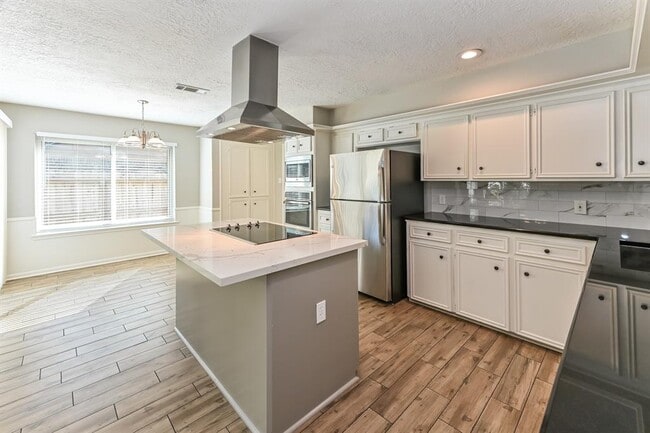 Building Photo - 630 S Rivershire Dr