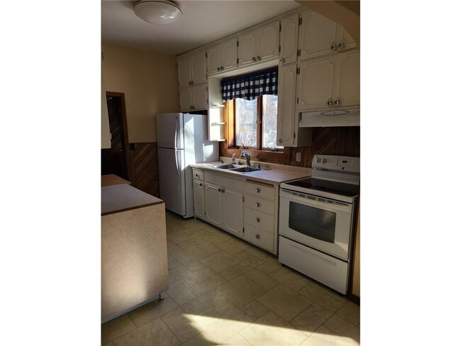 Building Photo - 463 Stearns Ave