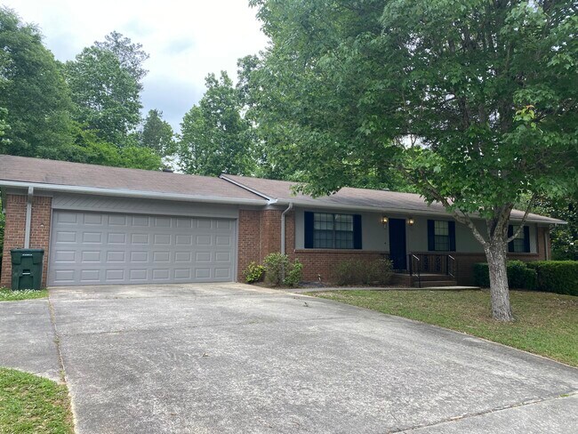 Garaje y entrada para vehículos - 1700 Sharon Ln