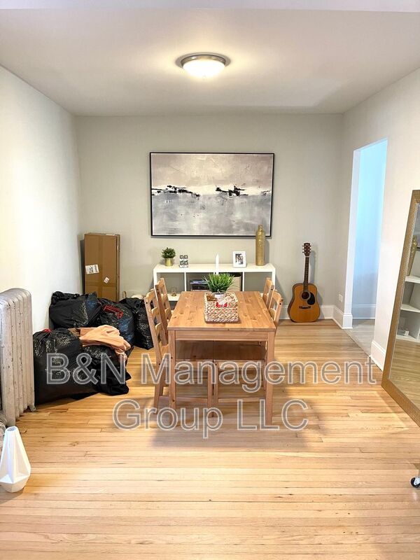 Foto del edificio - 912 W Oakdale Ave