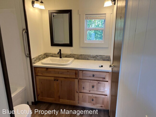 Building Photo - 2 br, 1 bath House - 674 NW Alder St