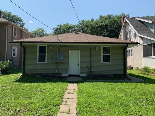 Building Photo - Large 1 bedroom side by side - Section 8 a...