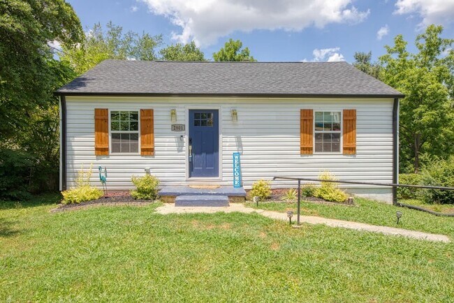 Building Photo - Knoxville 37917 - 2 bedroom 1 bath - call Xavier Garcia 865-333-0726