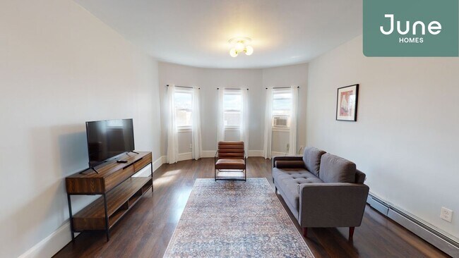 Building Photo - ROOM ONLY in 4-bed/1.5-bath Home