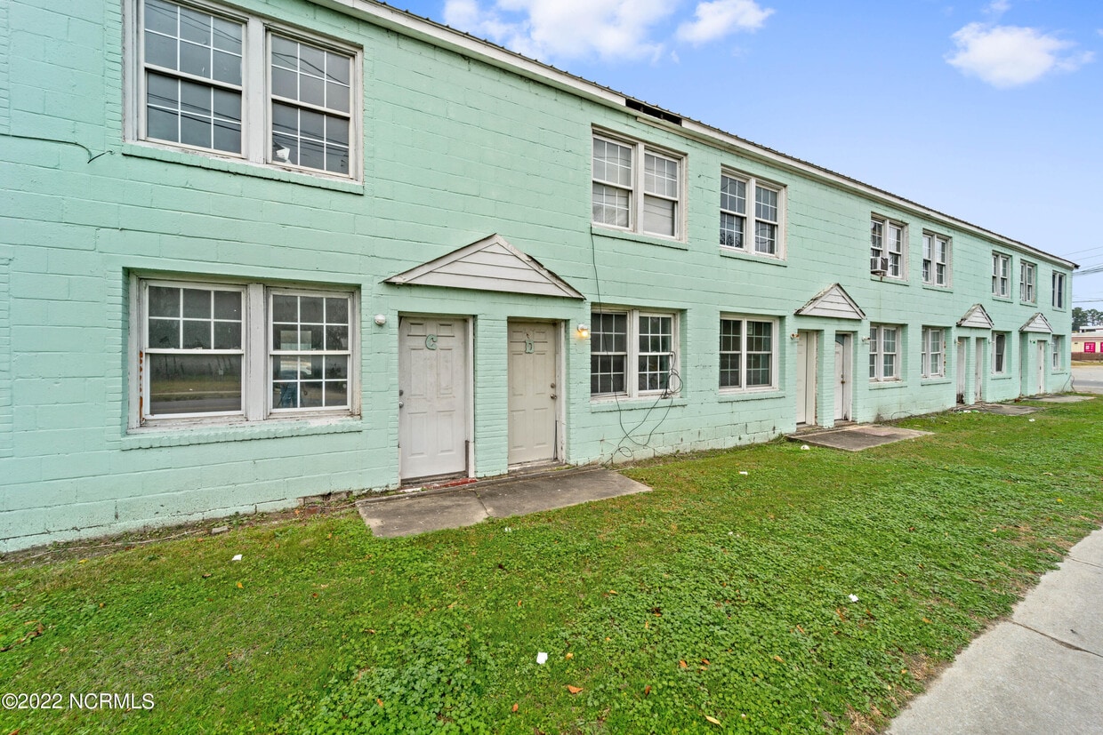 656 Dr Martin Luther King Jr Blvd Unit B, Kinston, NC 28501 Room for