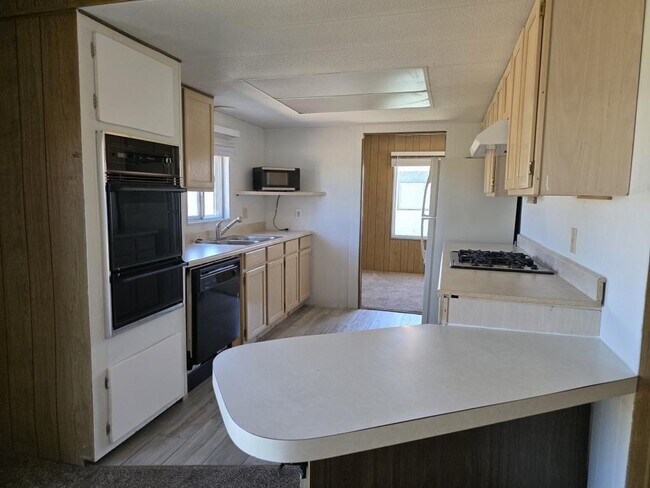 Foto del edificio - 1175 E Ames Ave