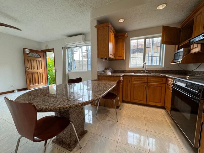 Building Photo - Salt Lake Area 2 bed 1 bath 1 parking Resi...