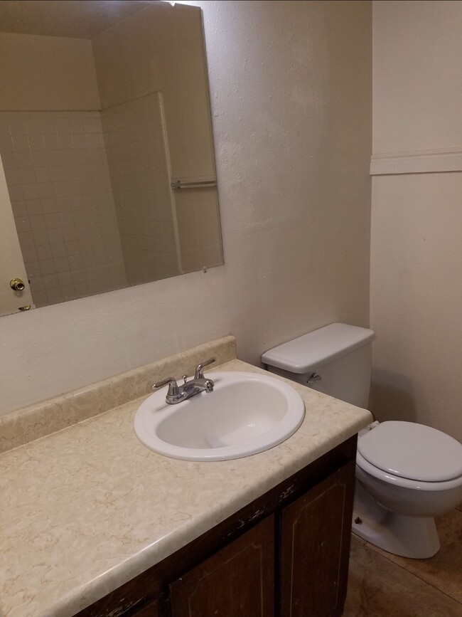 Building Photo - 475-477 Delta Cir