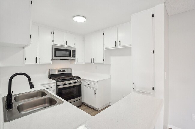 Interior Photo - 310 South Virgil Ave