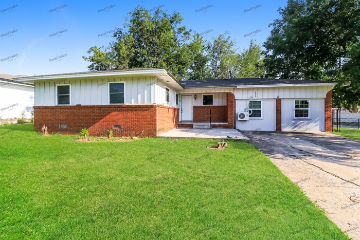Photo - 1020 Harold Dr (Midwest City, OK)