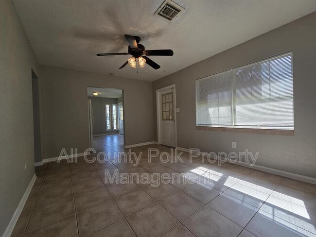 Building Photo - 4344 Hedge Dr E