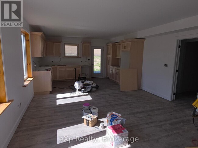 Photo du bâtiment - LOWER LEVEL UNIT - 272 12 CONCESSION