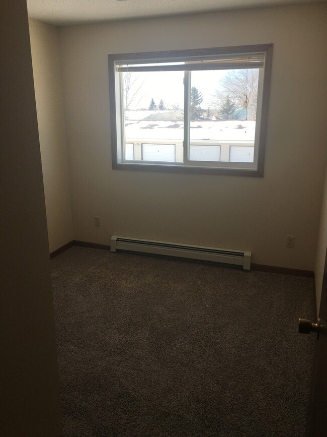 Building Photo - Kaeding Apartments - 325 14th Ave SE