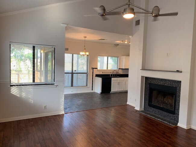 Building Photo - CUTE 3/2 WITH LOTS OF UPDATES IN THE DESIR...