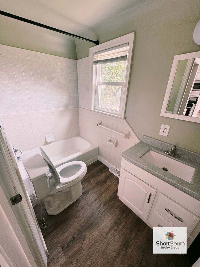 Building Photo - Updated 3 Bed 2 Bath Home off Emerald For-...