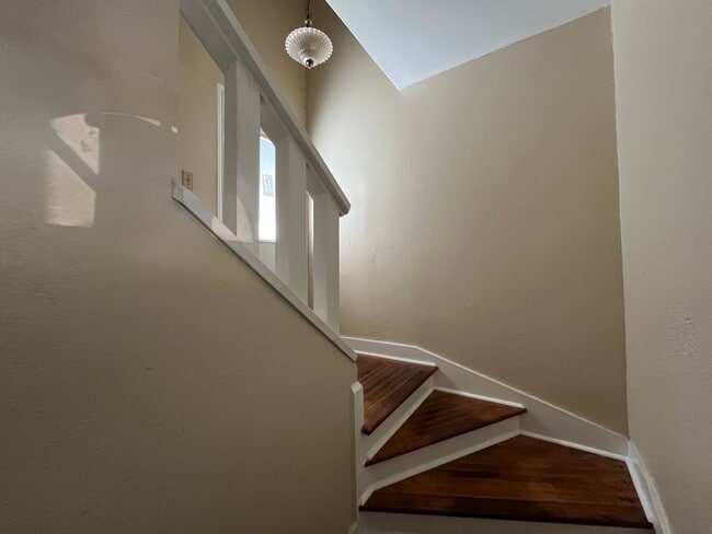 Building Photo - SECOND FLOOR APARTMENT ONE BLOCK FROM OCEAN DRIVE