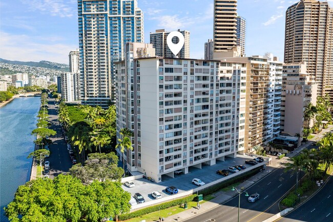 Building Photo - Waikiki condo with ocean views