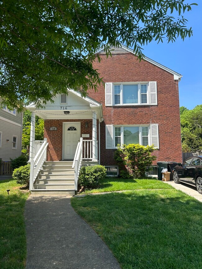 Front of duplex, apartment is top floor with shared main entrance - 716 N Jackson St