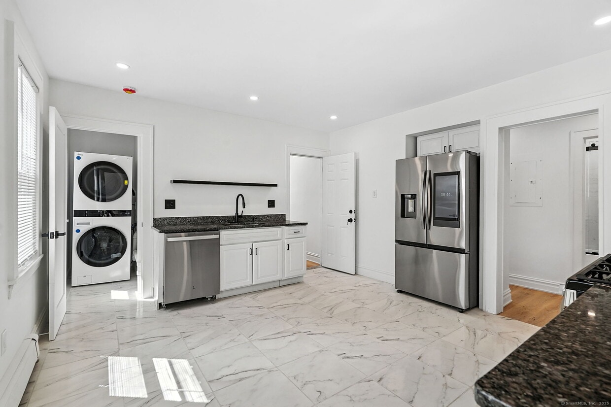 Primary Photo - 65 Gem Ave