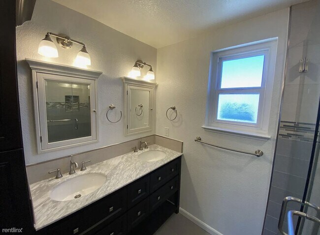 Building Photo - 4 br, 2.5 bath House - 1958 Grove Court