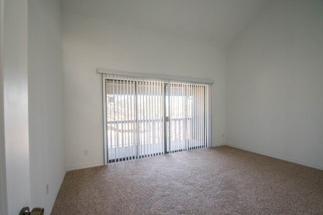 Building Photo - Charming 3-2 condo in private community wi...