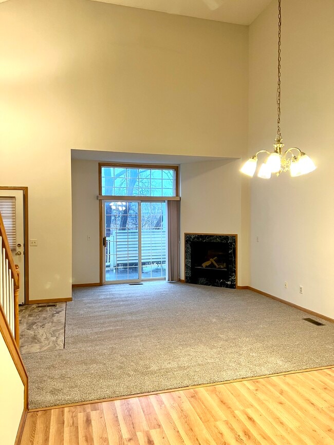 Building Photo - 475 Hickory Ln N