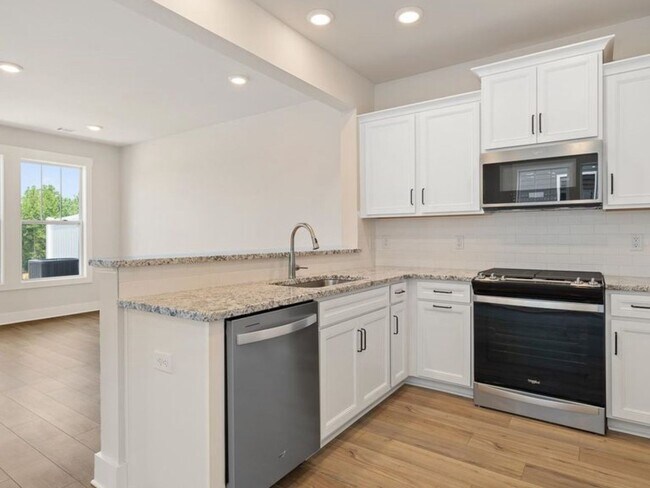 Foto del edificio - 4 Bedroom Townhome in Spartanburg