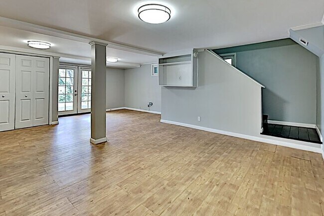 Building Photo - 4901 Trousdale Dr