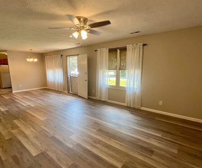 Building Photo - 644 Tamarach Dr