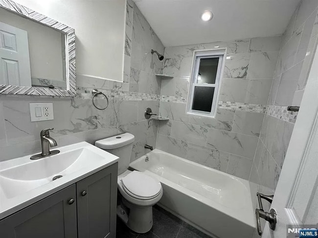 Foto del edificio - 231 Falmouth Ave
