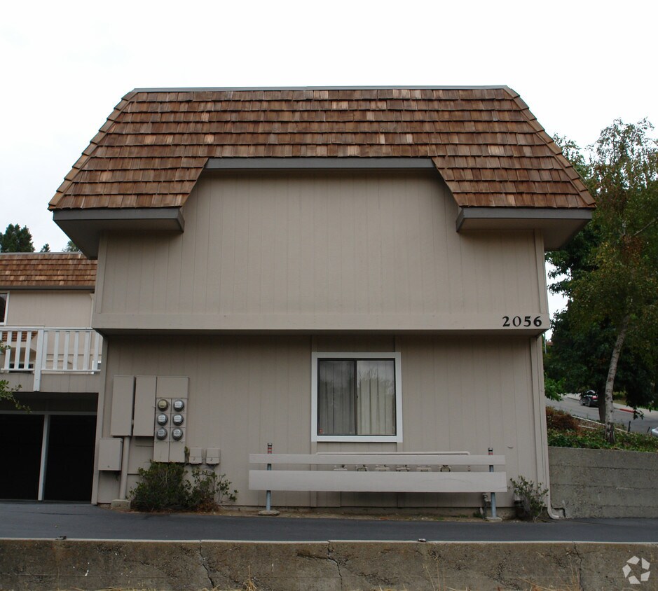 Building Photo - 2056 Ascot Dr