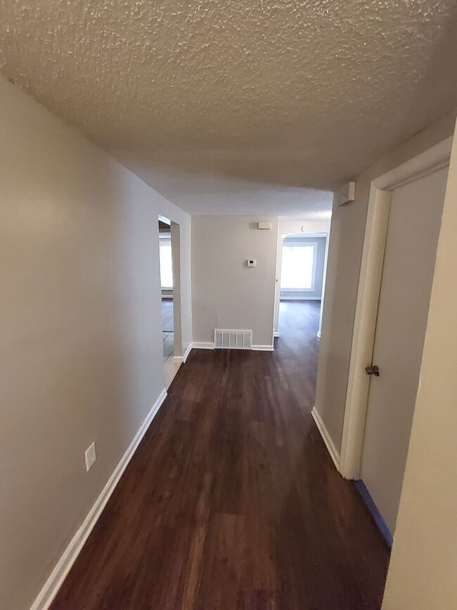 Building Photo - Welcome to this charming 3-bedroom, 1-bath...