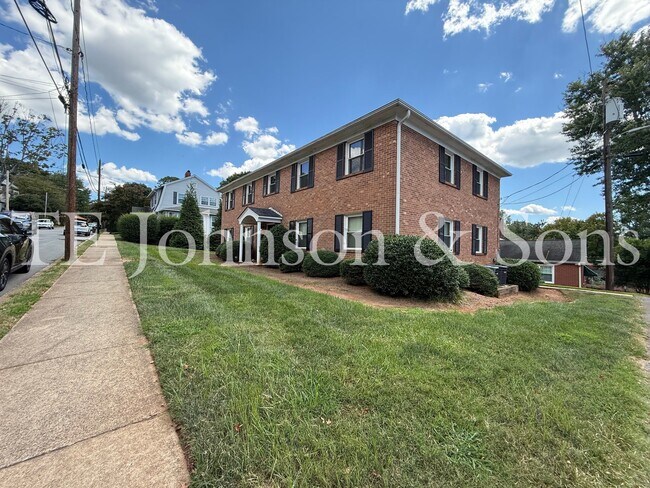 Foto del edificio - Modern 2 Bedroom Apartment with Water Included on Forsyth St