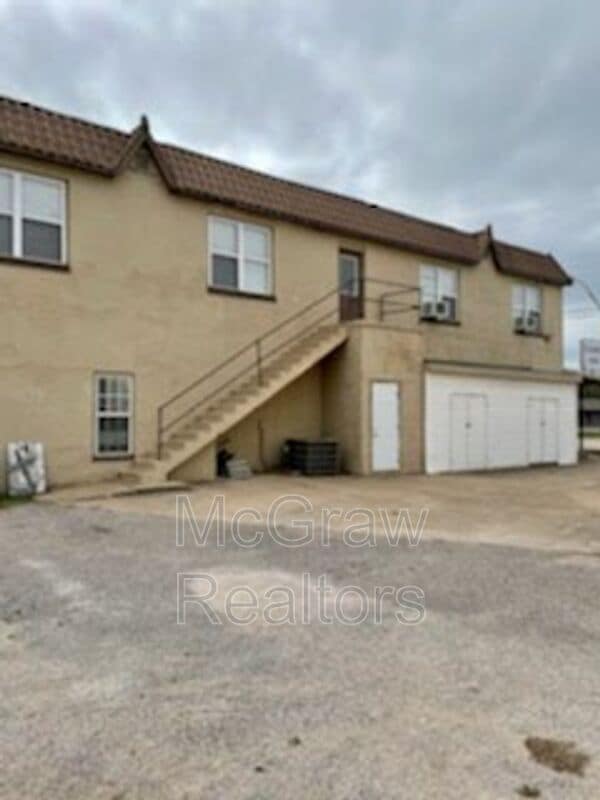 Building Photo - 1124 N Broadway Ave