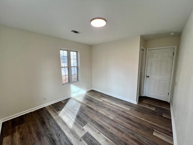 Foto del edificio - 1127 E Highland Ave