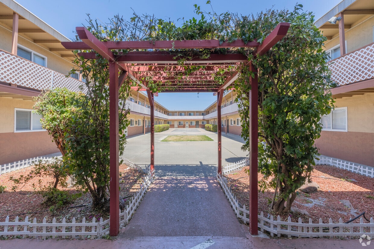 Primary Photo - Ashland Manor