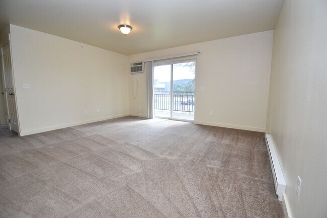 Foto del edificio - Centrally Located Second Floor 2b w/ Priva...