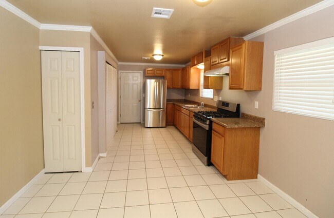 Photo - 709 N 12th Pl House